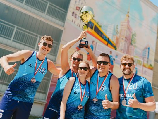 Work-life balance w praktyce – Adgar Poland otwiera boisko do siatkówki plażowej