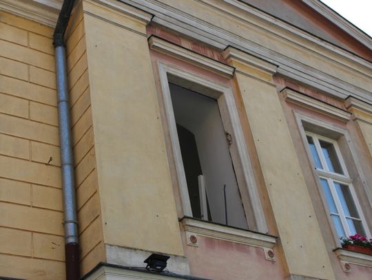 Wymiana stolarki okiennej w trzebiatowskim pałacu 