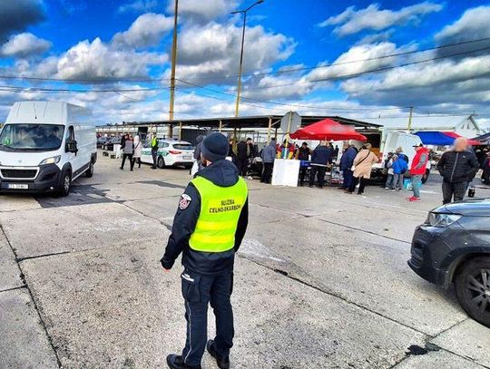 Zachodniopomorska KAS zabezpieczyła podrabianą odzież na Giełdzie w Przecławiu