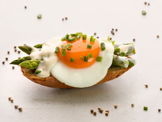 Zgrane trio – przepis na szparagi z jajkiem i sosem holenderskim