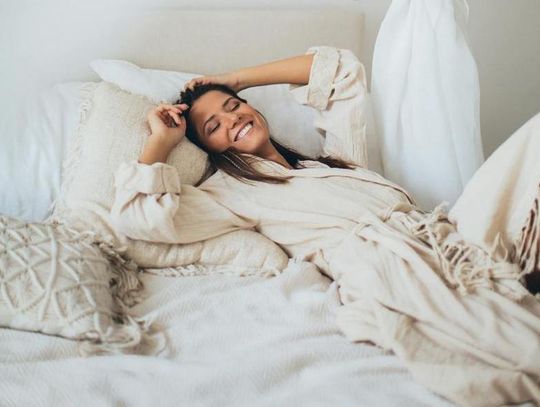 Zmysłoterapia. Poranne rytuały energetyczne. Jak wcisnąć przycisk „start” o świcie i rozpocząć dzień z energią