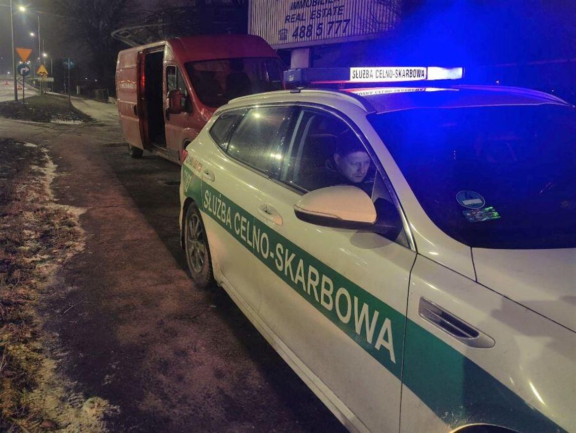 140 kg nielegalnego tytoniu zatrzymała KAS w Szczecinie. Zatrzymany twierdził, że to materiał do palenia w piecu