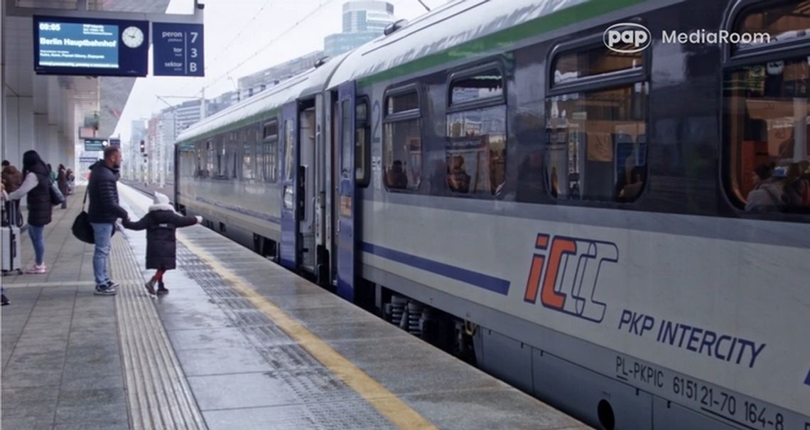 555 połączeń krajowych i zagranicznych, krótsze czasy przejazdu, więcej pociągów kursujących w kategorii ekonomicznej. PKP Intercity zaprezentowało nowy rozkład jazdy na 2026 rok