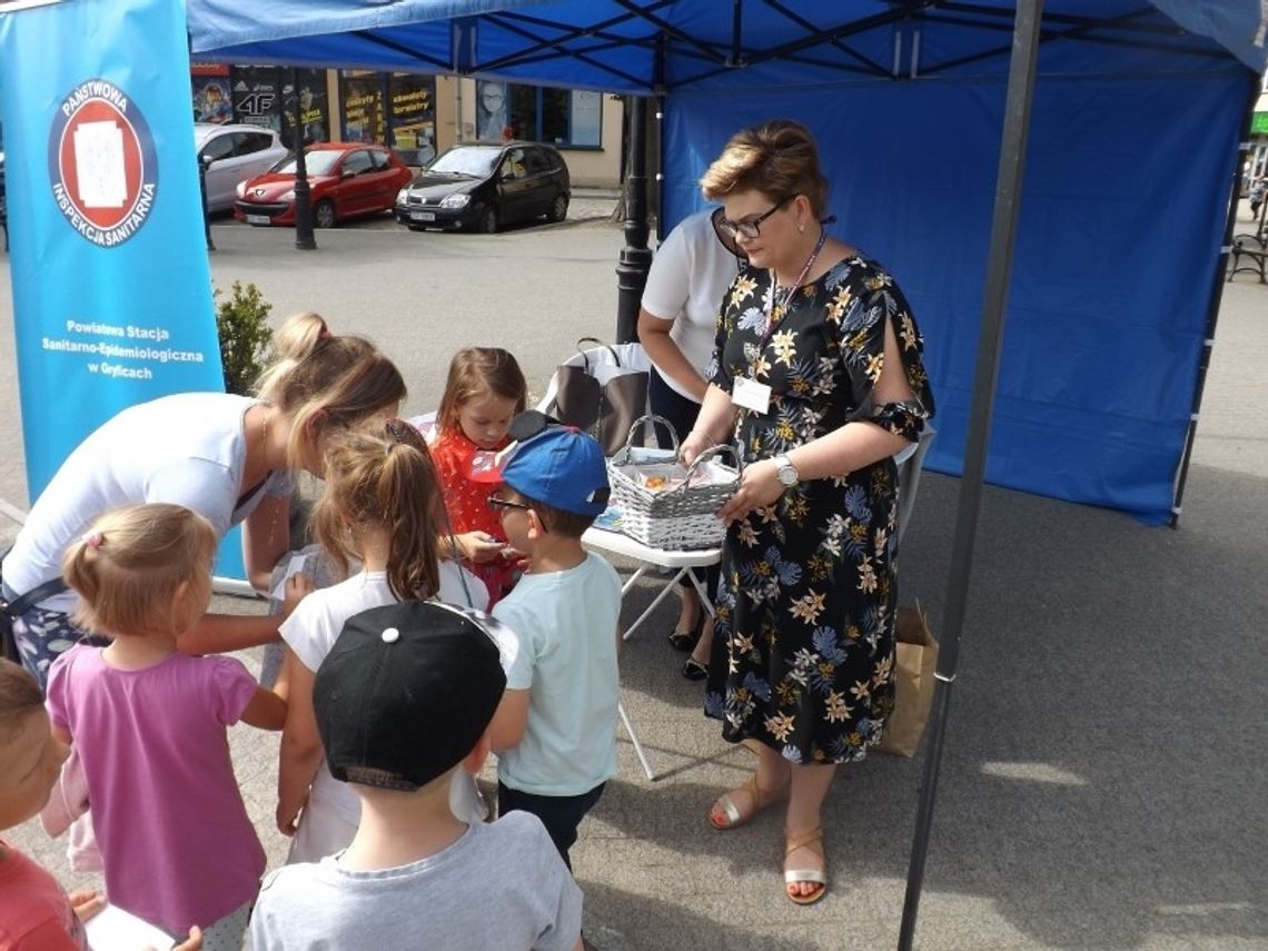 Akcja Bezpieczne Wakacje 2019  - Stoisko Edukacyjne na Placu Zwycięstwa w Gryficach 