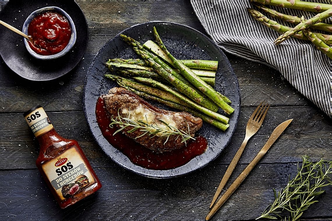 Aromatyczne steki z masłem czosnkowym, rozmarynem, szparagami oraz sosem do steków i burgerów Roleski Aromatyczne steki z masłem czosnkowym, rozmarynem, szparagami oraz sosem do steków i burgerów Roleski