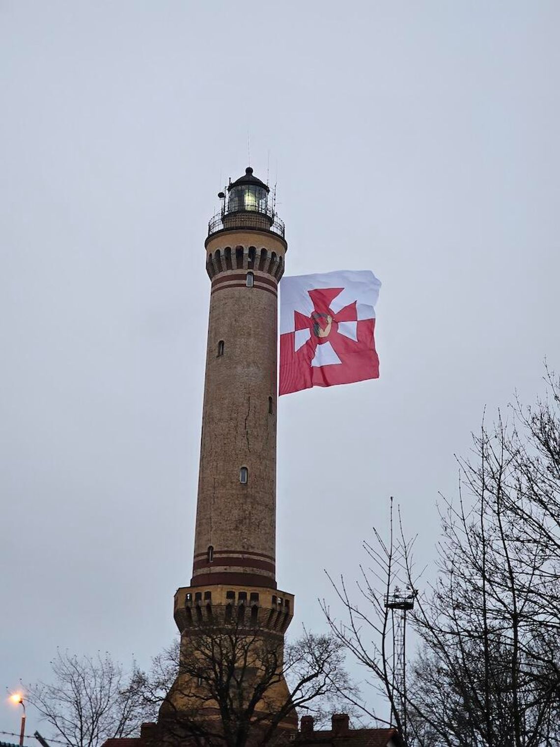 CENTRALNE OBCHODY ŚWIĘTA MARYNARKI WOJENNEJ i gigantyczny proporzec na Latarni Morskiej