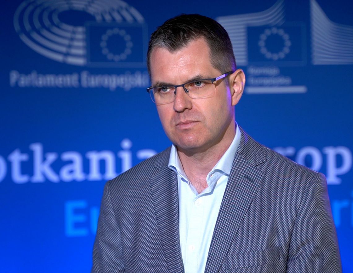 Coraz więcej Polaków widzi korzyści płynące z obecności w UE. Co ósmy wciąż jednak nie potrafi ich wskazać