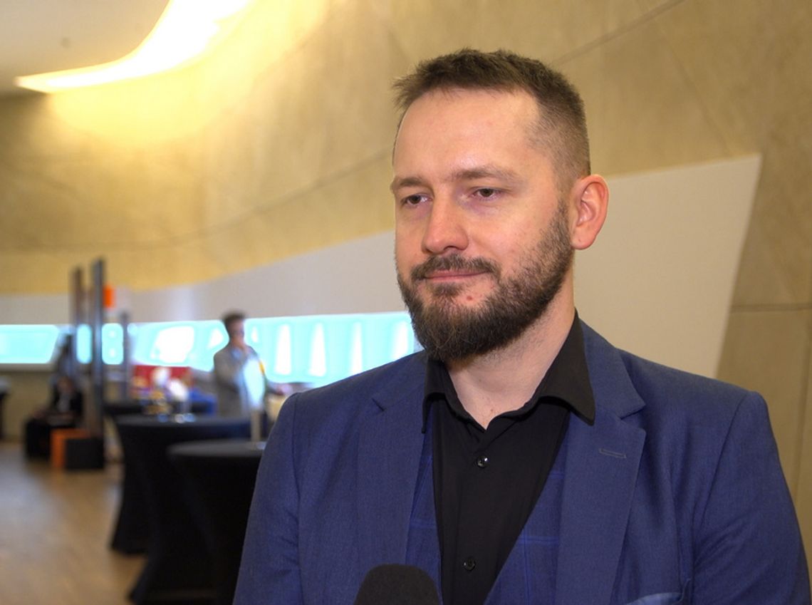 Czterech na 10 Polaków miało do czynienia z deepfake’ami. Cyberprzęstępcy coraz skuteczniej wykorzystują manipulowane treści