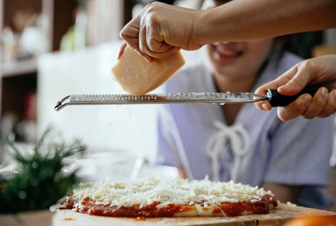 Czy ser żółty na pizzy naprawdę jest „zły”? Nie sam ser decyduje o tym, co mamy na talerzu