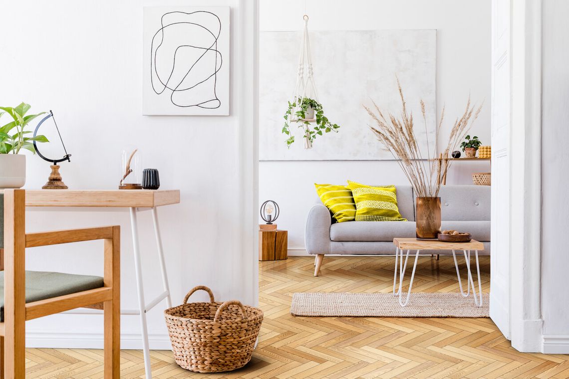 Czy warto postawić na drewnianą podłogę w salonie?