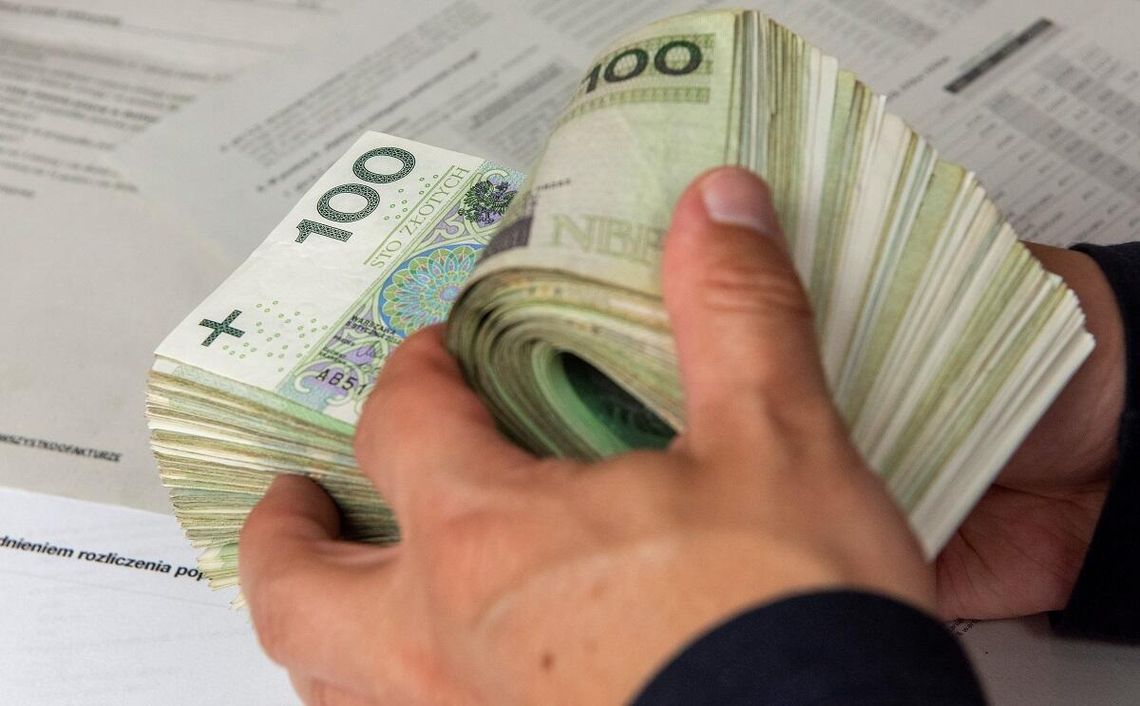 Darowizna pieniężna od najbliższych. Eksperci ostrzegają przed pułapkami w przepisach Darowizna pieniężna od najbliższych. Eksperci ostrzegają przed pułapkami w przepisach