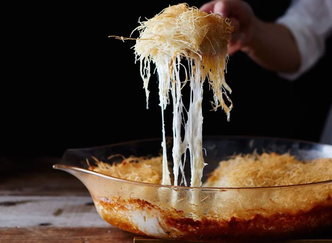 Dlaczego młodzi wybierają serowe przepisy i odkrywają magię „cheese pull”