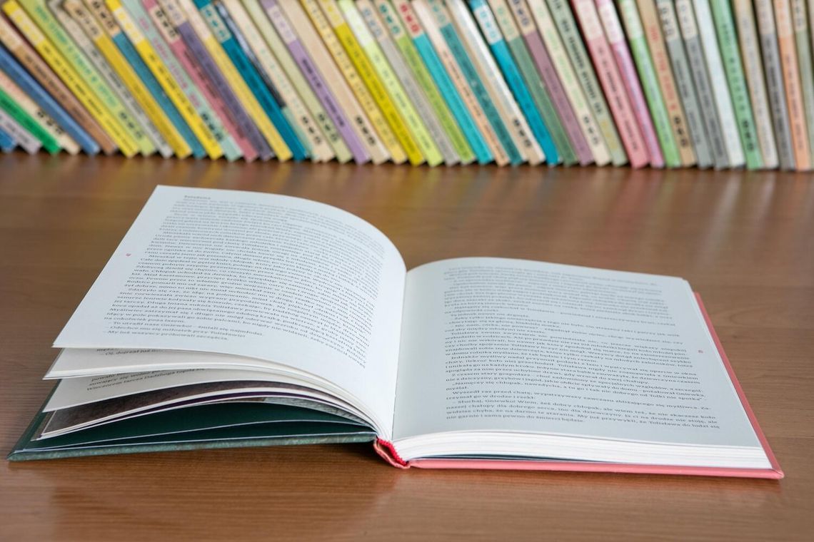 Dlaczego niektóre książki zostają bestsellerami? Co wpływa na wybory czytelników