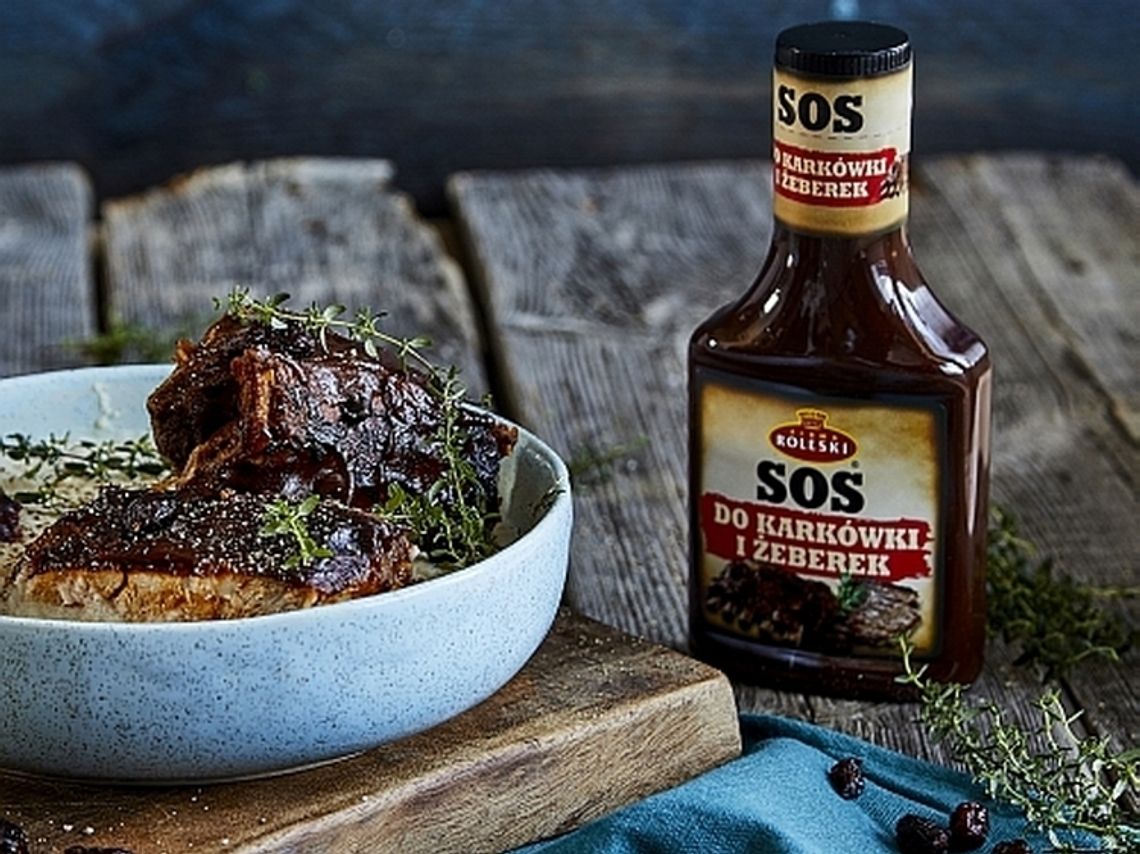 Długo pieczone żeberka w aromatycznym sosie podane na puree kalafioro-wym z palonym masłem z dodatkiem Sosu do karkówki i żeberek Roleski