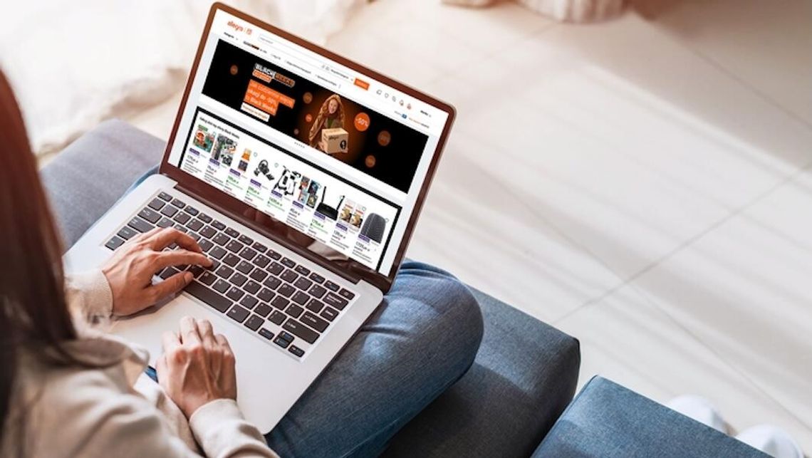 Domowe seanse zamiast sali kinowej - 30% Polaków inwestuje w rozrywkę w domu, a połowa planuje zakup elektroniki na Black Week