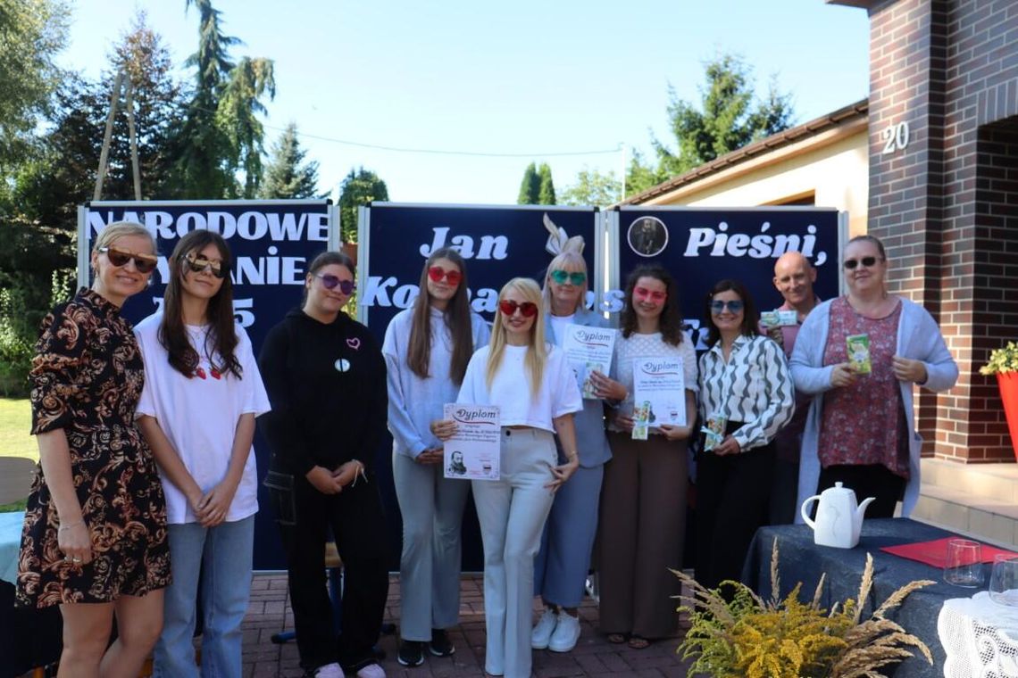 Dyrektorzy płotowskich szkół na scenie z Kochanowskim