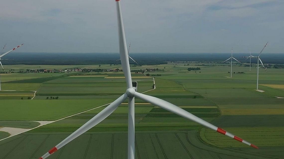 Ekspert: dezinformacja to pandemia naszych czasów - hamuje rozwój OZE w Polsce