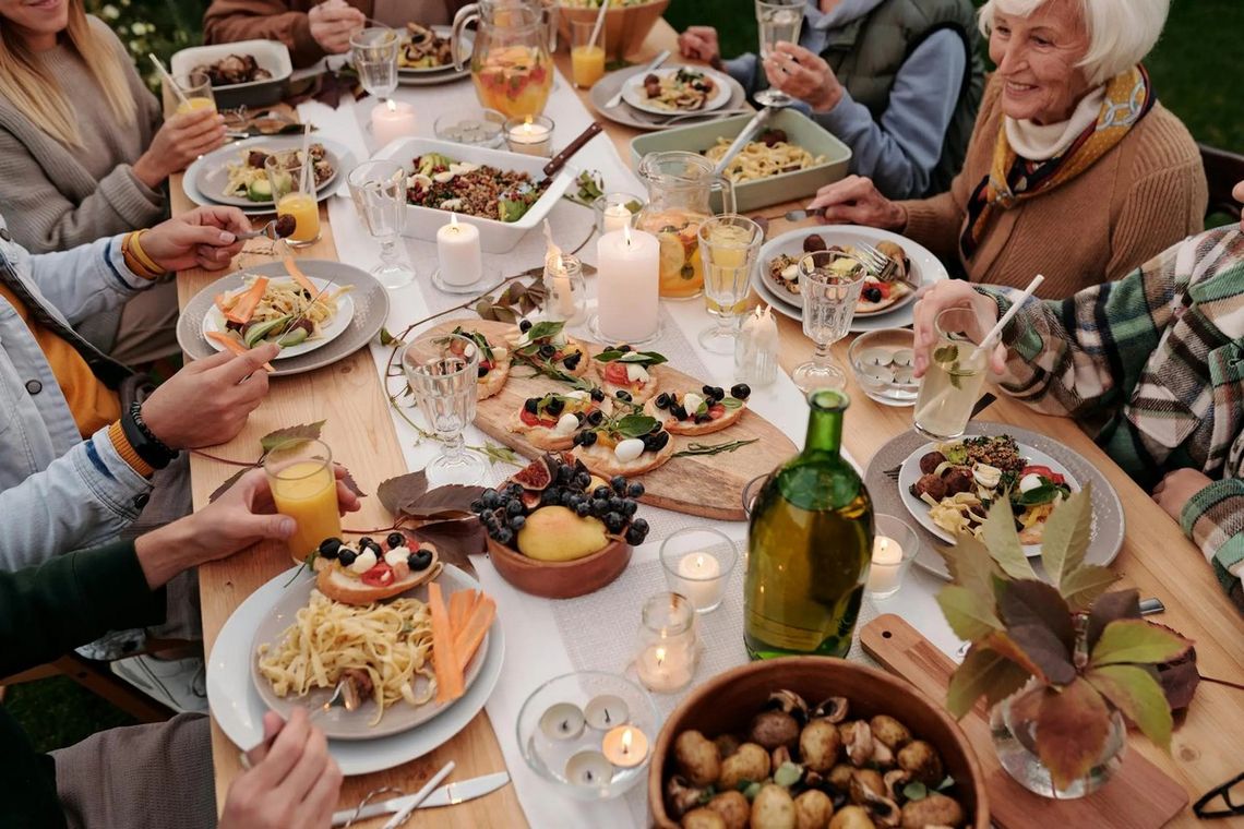 Finger foods – przekąski idealne na przyjęcia w plenerze