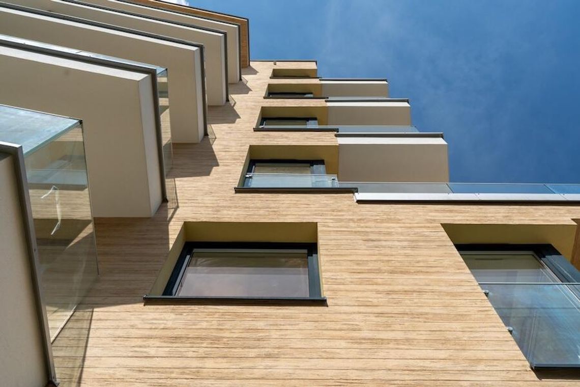 Funkcja i ekspresja w nowoczesnej architekturze,  czyli jak tynk modelowany zmienia elewacje w dzieła sztuki