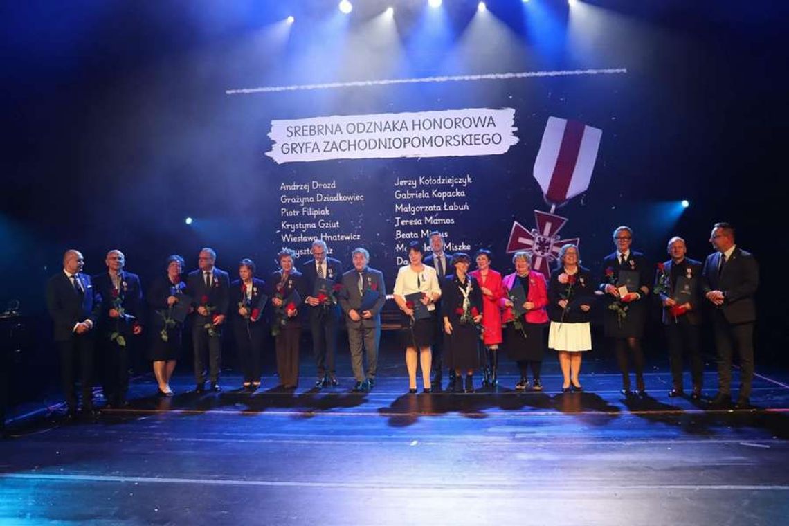 Gala 80‑lecia edukacji na Pomorzu Zachodnim: Jerzy Kołodziejczyk uhonorowany Srebrną Odznaką Honorową Gryfa