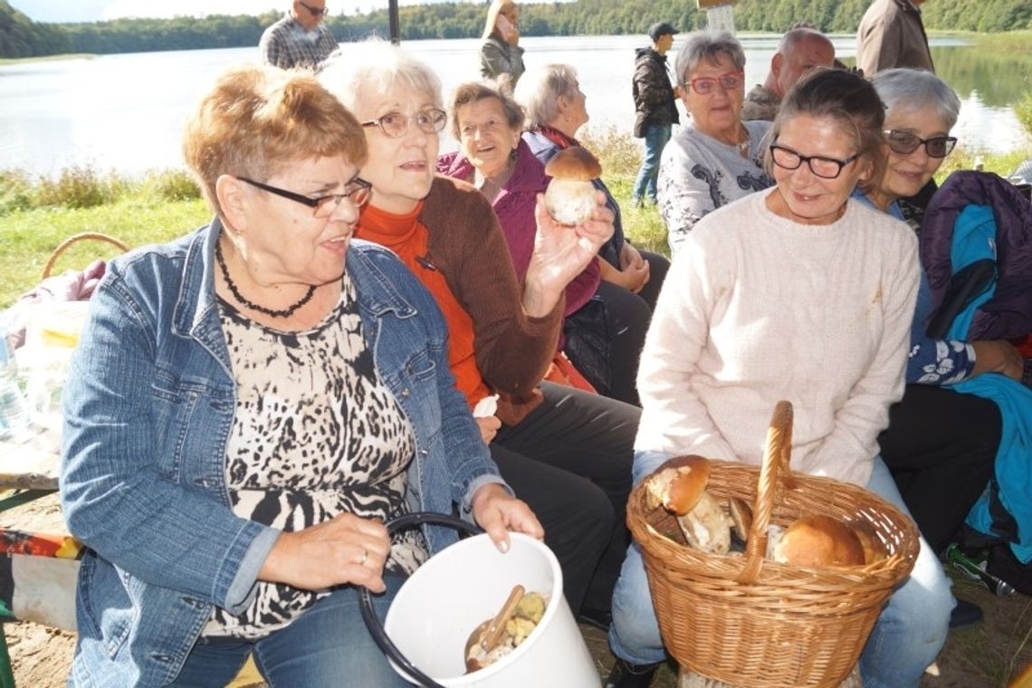 Gryficcy seniorzy i grzybobranie w Skrzydłowie