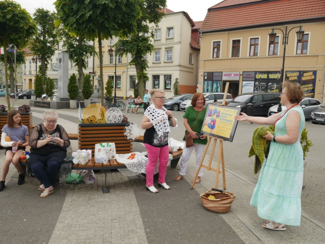 Gryfice: Światowy Dzień Dziergania w Miejscach Publicznych!