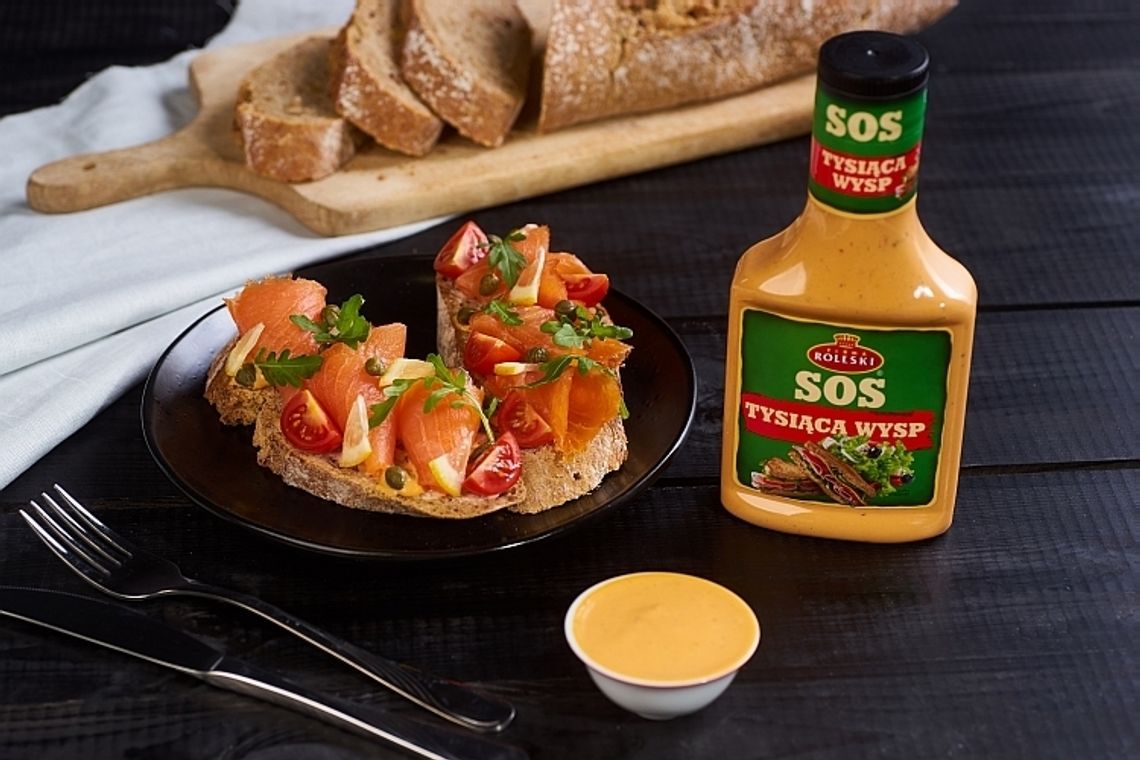 Grzanki z łososiem z dodatkiem Sosu Tysiąca Wysp Roleski Grzanki z łososiem z dodatkiem Sosu Tysiąca Wysp Roleski