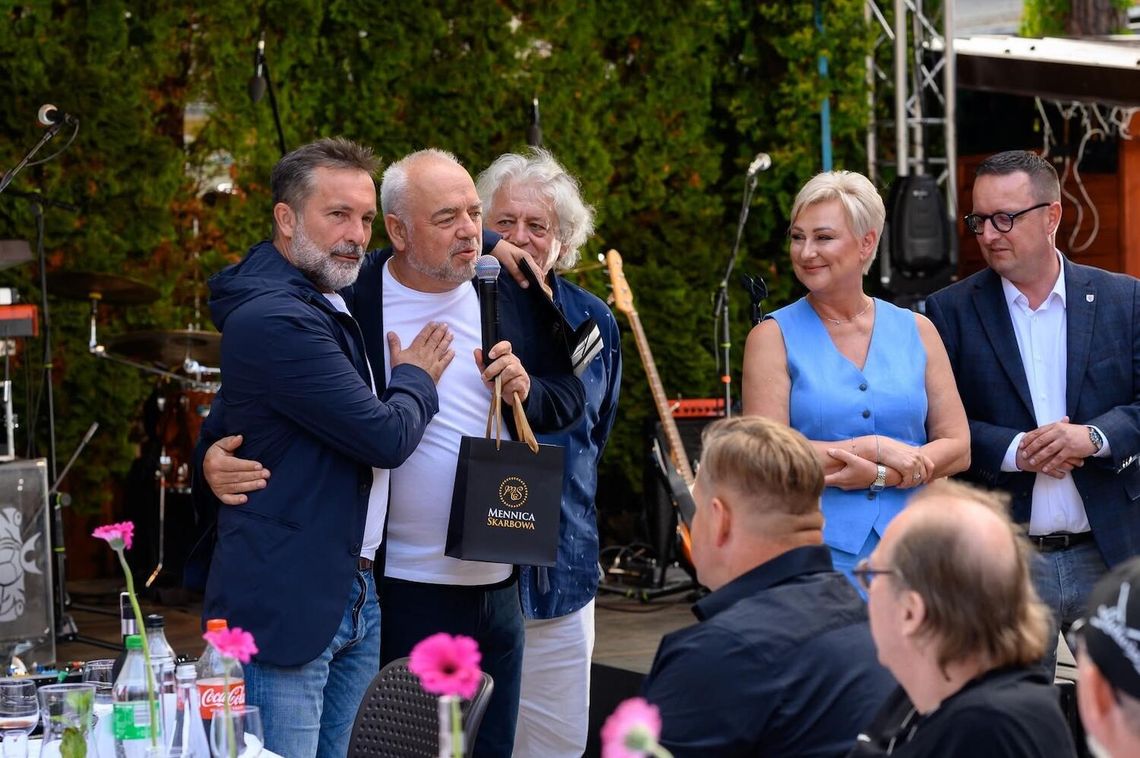 Gwiazdy na kortach w Niechorzu! Mariusz Kałamaga wygrywa turniej pod patronatem wicemarszałka Bogdana Jaroszewicza