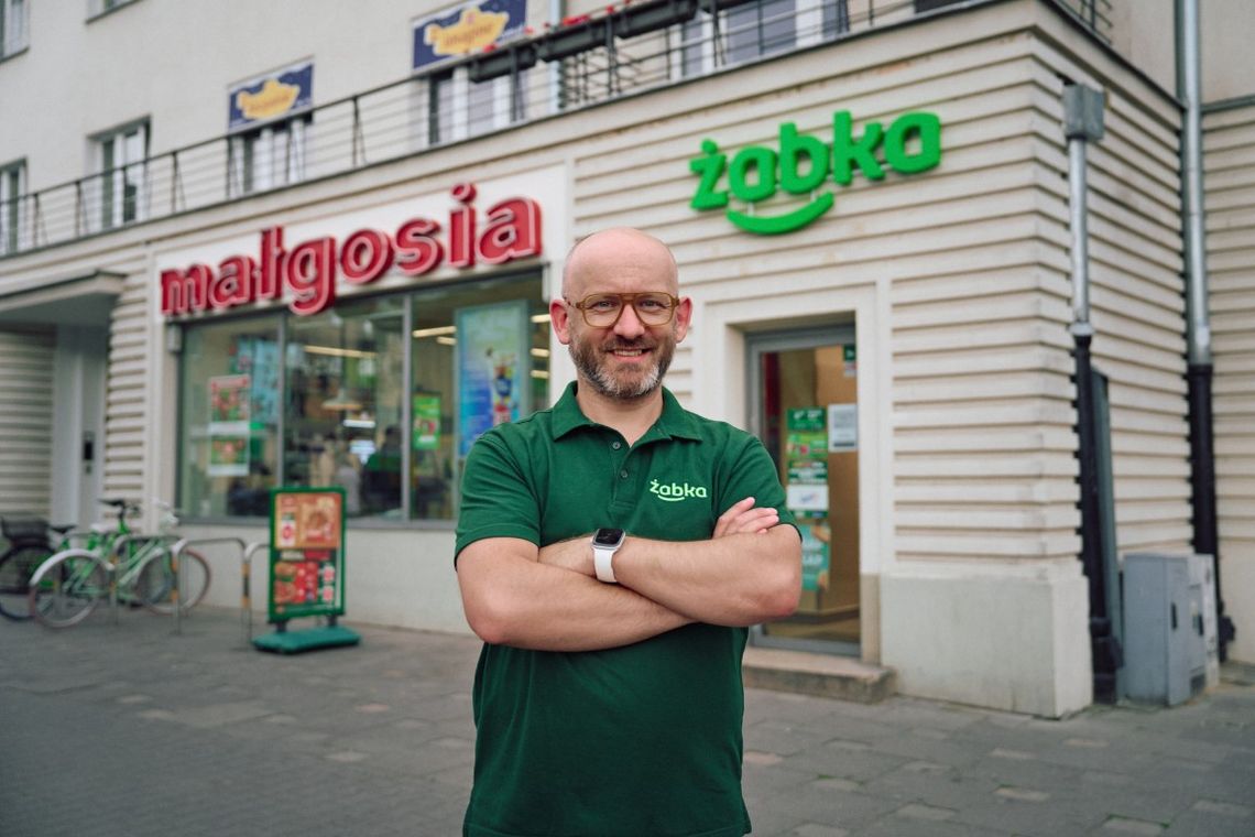 Historyczny neon „Małgosia” znów świeci na Żoliborzu