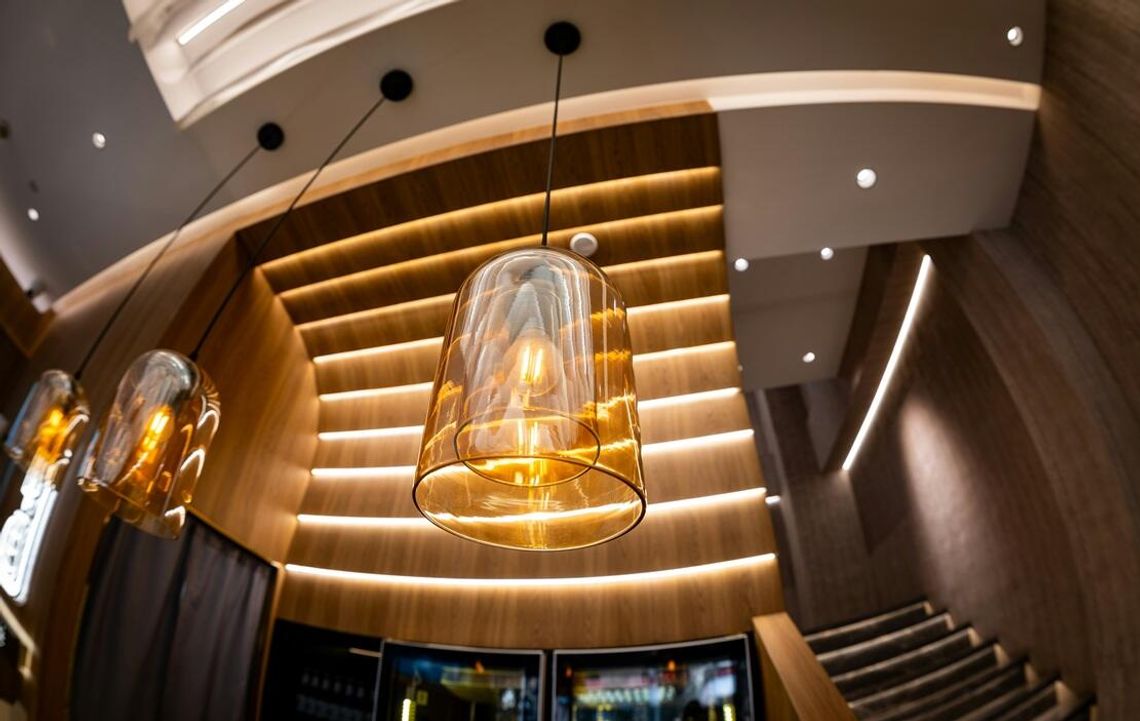 Jak minimalizować koszty utrzymania oświetlenia w inwestycjach komercyjnych?