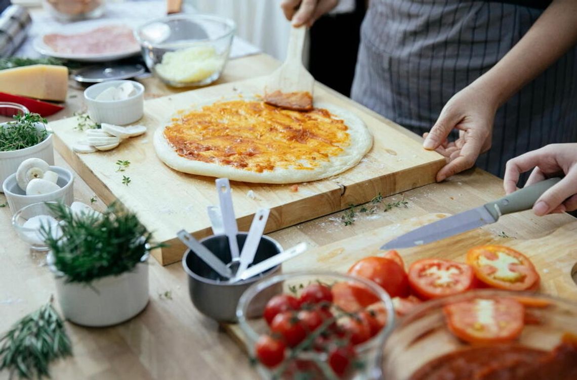 Jak przygotować domową pizzę idealną na chłodne jesienne wieczory