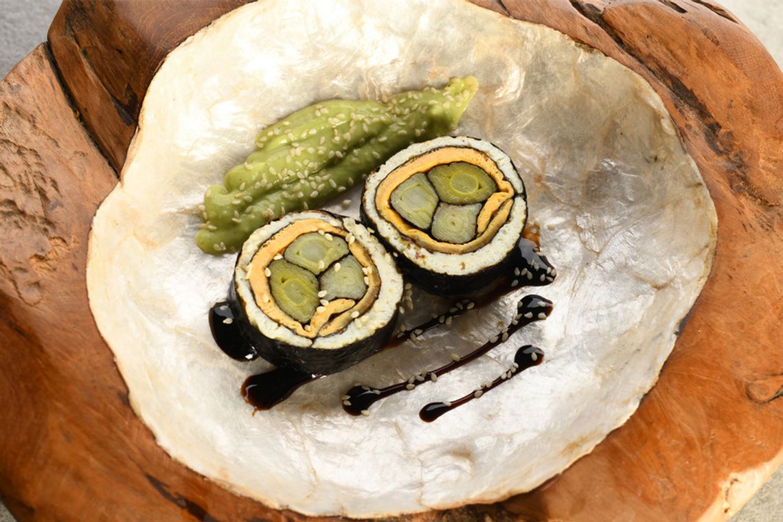 Japońska inspiracja z jajecznym akcentem – przepis na jajeczno-porowe sushi z awokado