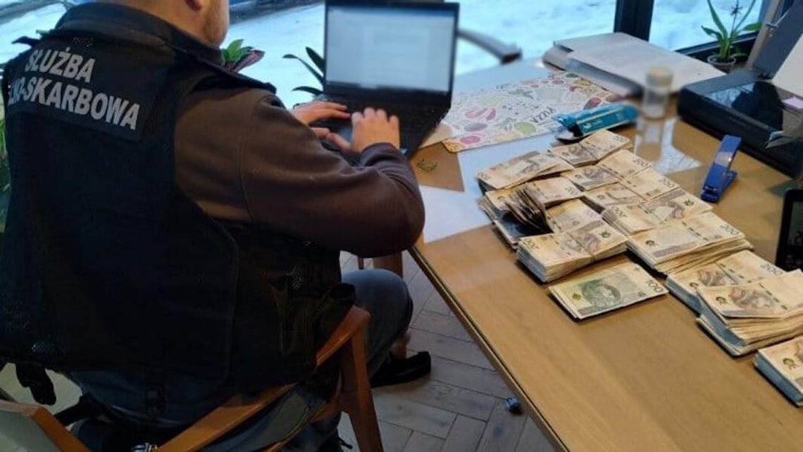 KAS i CBŚP zatrzymały 10 osób, które prowadziły nielegalne loterie promocyjne