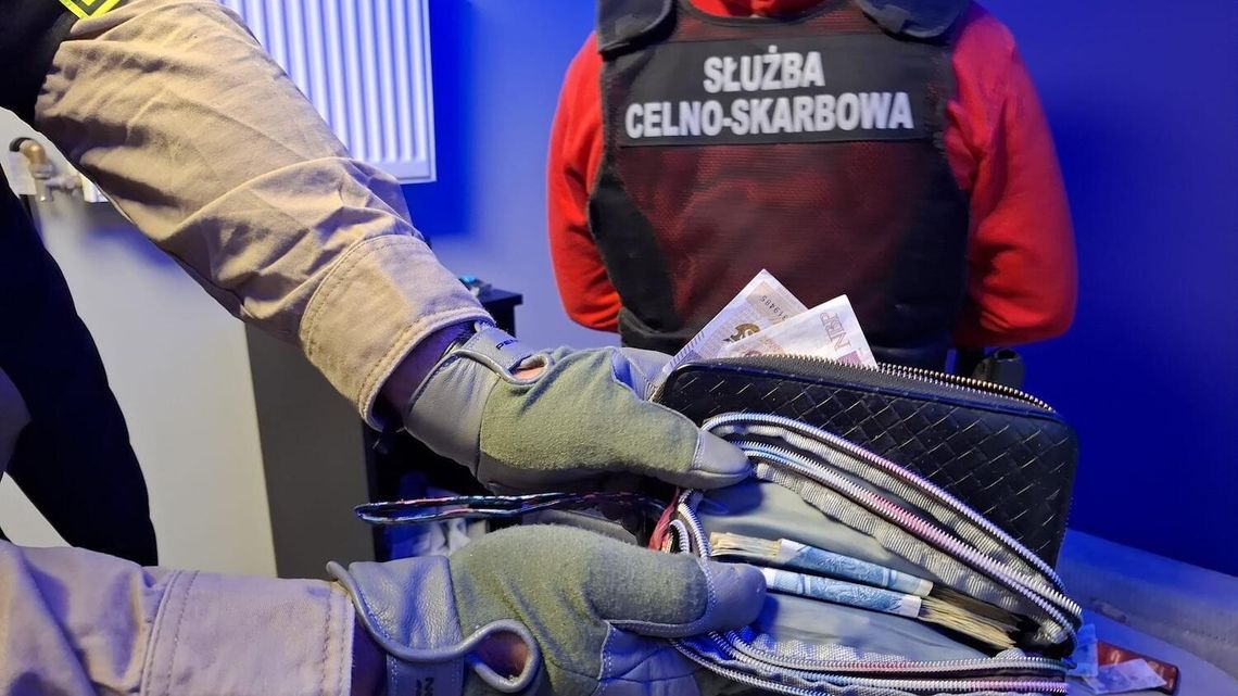 KAS i Policja rozbiły grupę przestępczą, która organizowała nielegalne gry hazardowe. Zatrzymano 58 osób KAS i Policja rozbiły grupę przestępczą, która organizowała nielegalne gry hazardowe. Zatrzymano 58 osób