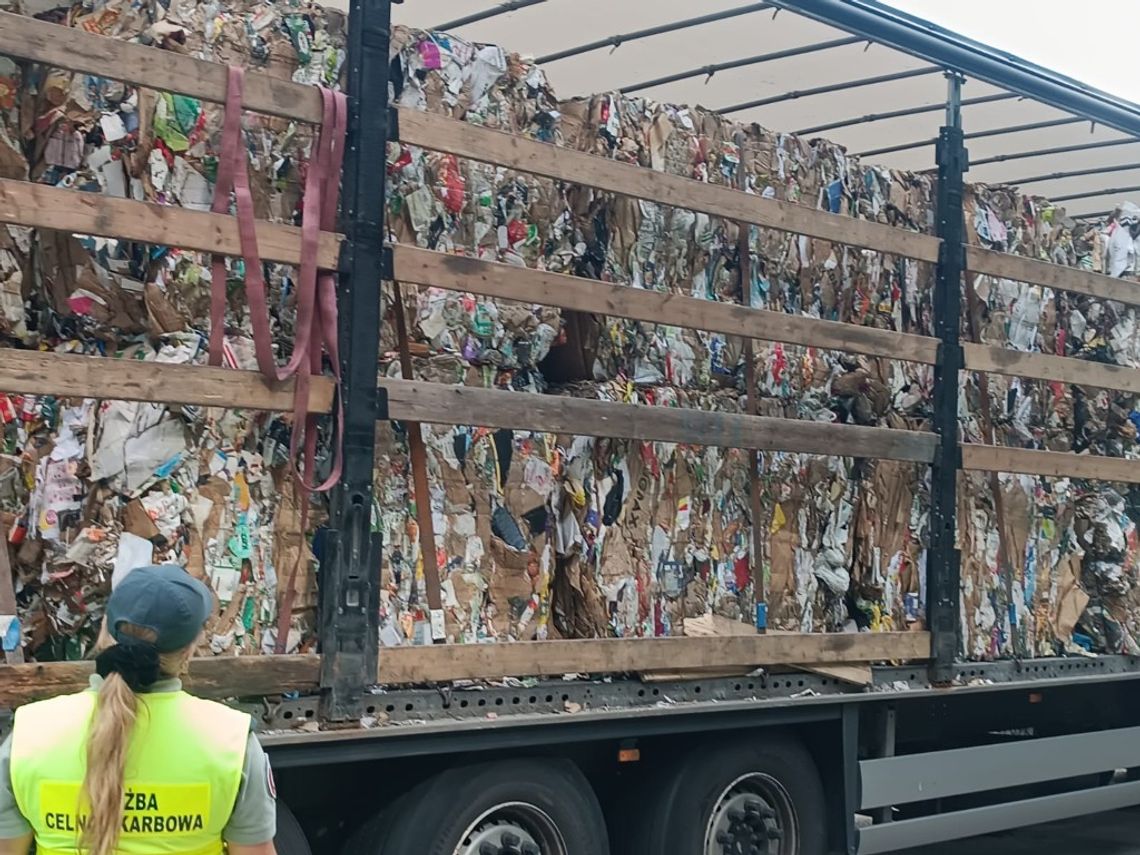 KAS zatrzymała transport 25 ton nielegalnych odpadów ze Szwecji