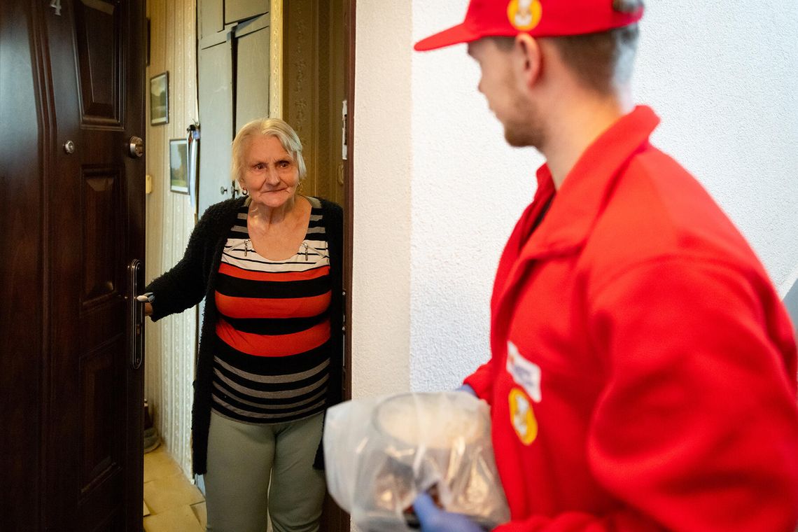 Kurier, który liczy się bardziej niż obiad. Nowe badanie Fundacji Biedronki wśród seniorów Kurier, który liczy się bardziej niż obiad. Nowe badanie Fundacji Biedronki wśród seniorów