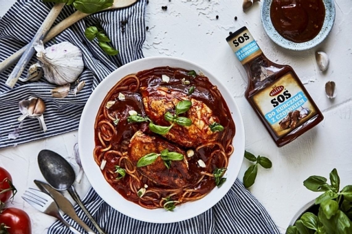 Linguine z kurczakiem w pomidorowo-czosnkowym sosie z bazylią 