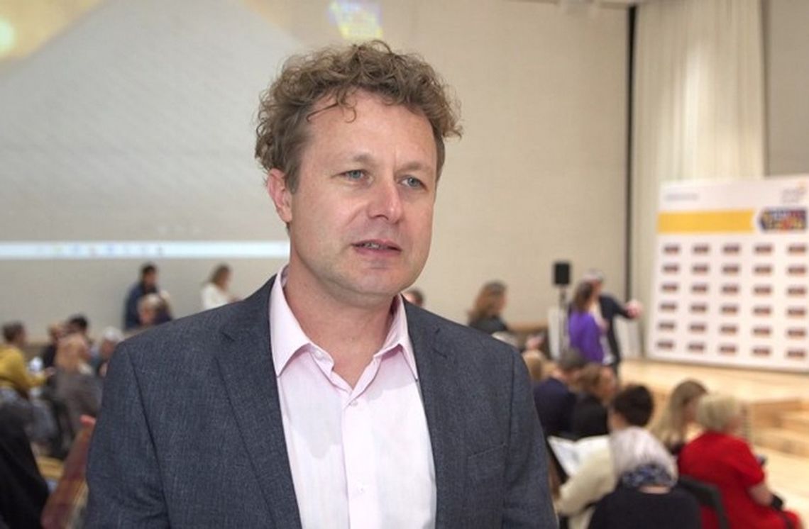 Maciej Pertkiewicz: Smartfony i komputery są bardzo dużą konkurencją dla książek. Bez odpowiedniej zachęty czy delikatnego przymusu dziecko samo nie sięgnie po lekturę Maciej Pertkiewicz: Smartfony i komputery są bardzo dużą konkurencją dla książek. Bez odpowiedniej zachęty czy delikatnego przymusu dziecko samo nie sięgnie po lekturę