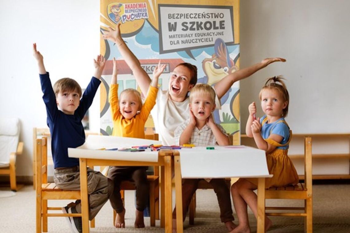 Mądrzej, pewniej, RAZEM! Trwają zapisy do Akademii Bezpiecznego Puchatka - jednego z największych bezpłatnych programów edukacyjnych w Polsce Mądrzej, pewniej, RAZEM! Trwają zapisy do Akademii Bezpiecznego Puchatka - jednego z największych bezpłatnych programów edukacyjnych w Polsce