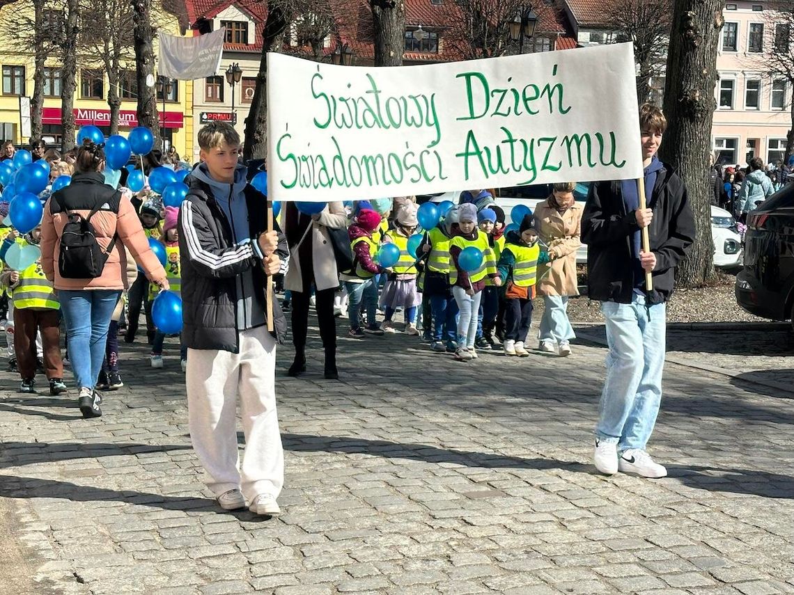 Marsz solidarności w Gryficach: szkoły i samorząd za akceptacją osób w spektrum autyzmu