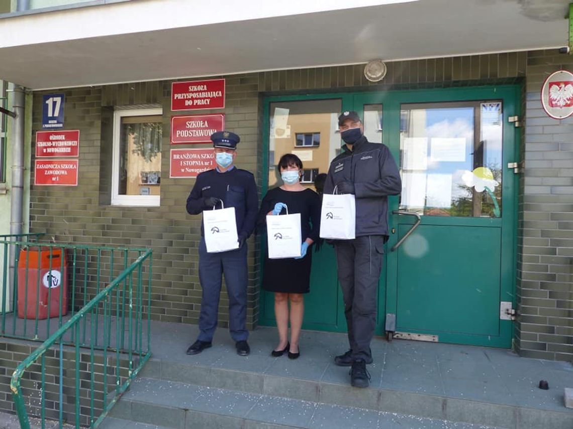 Maseczki ochronne uszyte w Zakładzie Karnym w Nowogardzie trafiły do nowogardzkiego Specjalnego Ośrodka Szkolno-Wychowawczego.