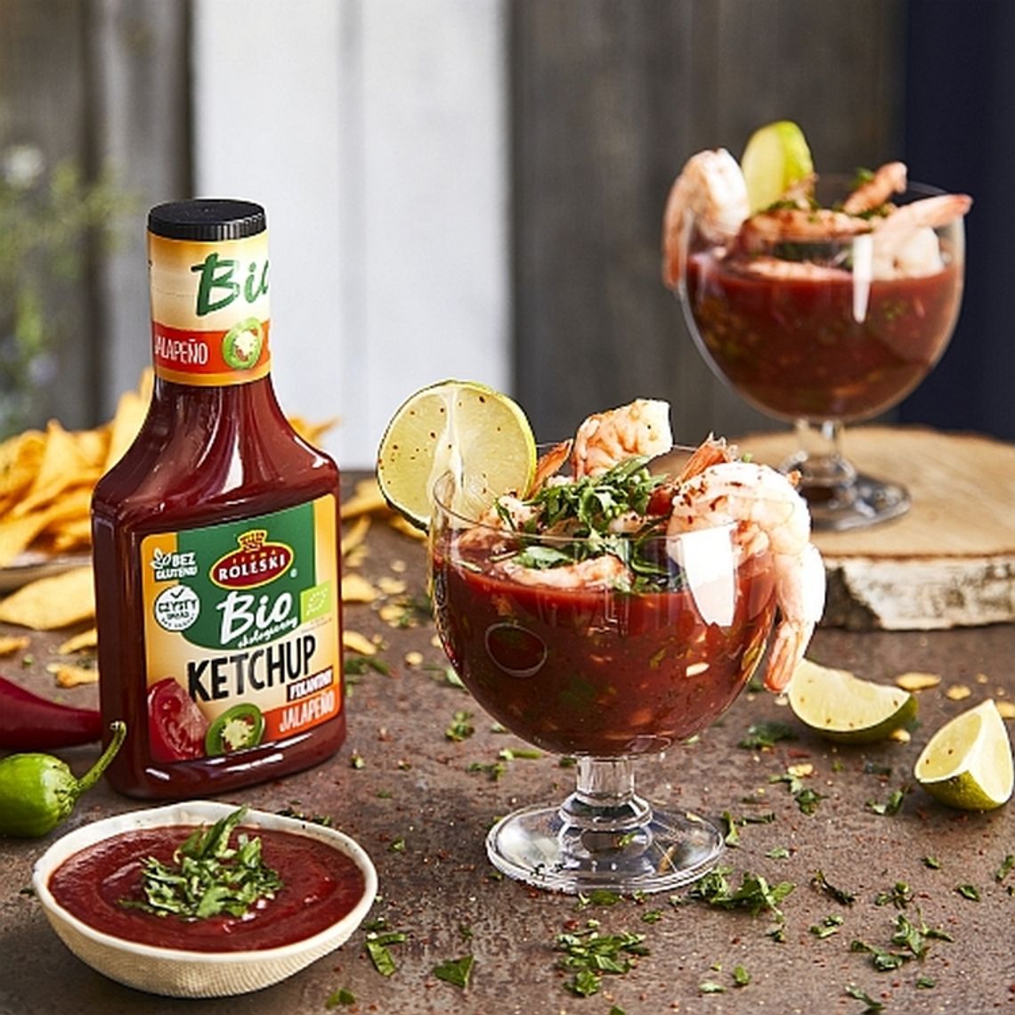 Meksykański koktajl krewetkowy z awokado, kolendrą i limonką z dodatkiem ketchupu pikantnego jalapeno BIO Roleski Meksykański koktajl krewetkowy z awokado, kolendrą i limonką z dodatkiem ketchupu pikantnego jalapeno BIO Roleski