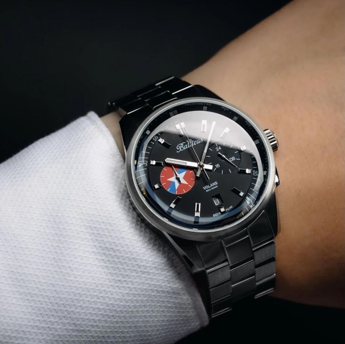 Męski zegarek srebrny. Kiedy sprawdzi się najlepiej i jak go nosić?