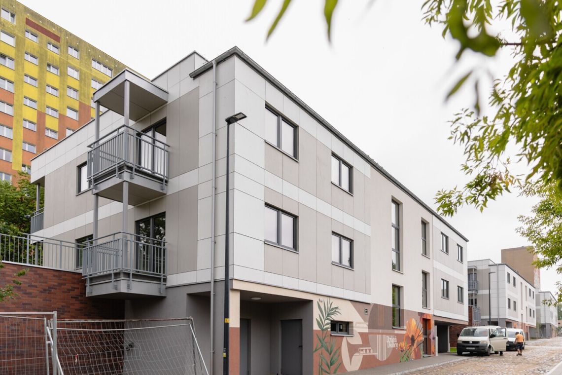 Miasto Gdańsk z czterema nowymi i ekologicznymi budynkami drewnianymi i nowym biurowcem