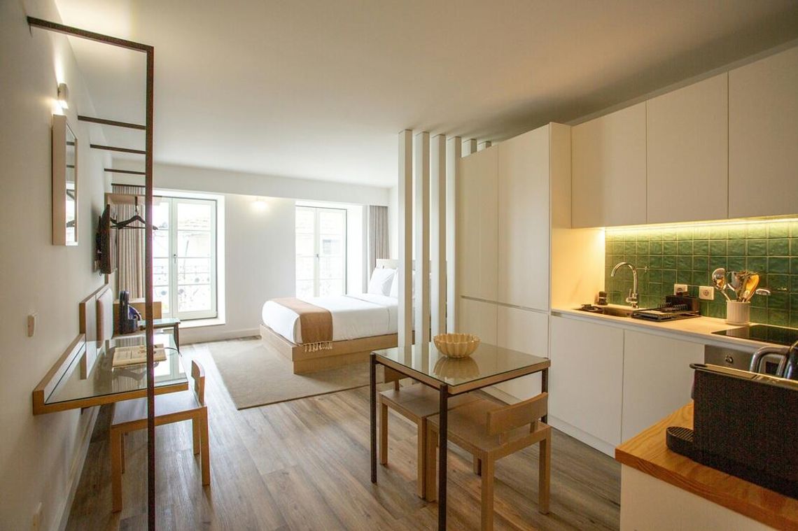 Mikrokawalerki pod klucz: jak optycznie powiększyć pomieszczenie?