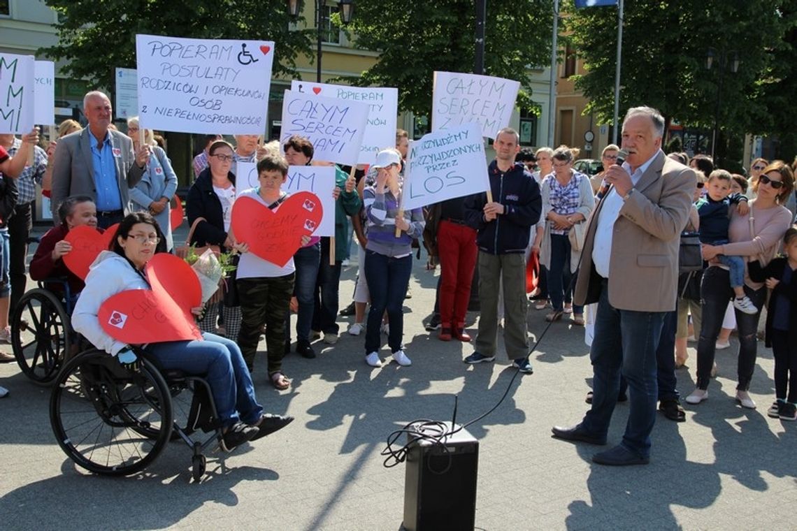 „My chcemy tylko godnie żyć” Manifestacja osób niepełnosprawnych w Gryficach