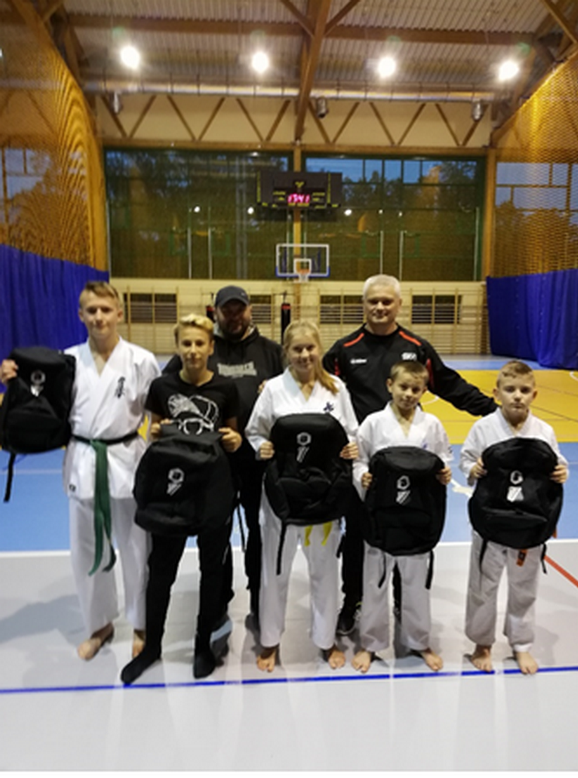 Nagrody dla medalistów sekcji karate