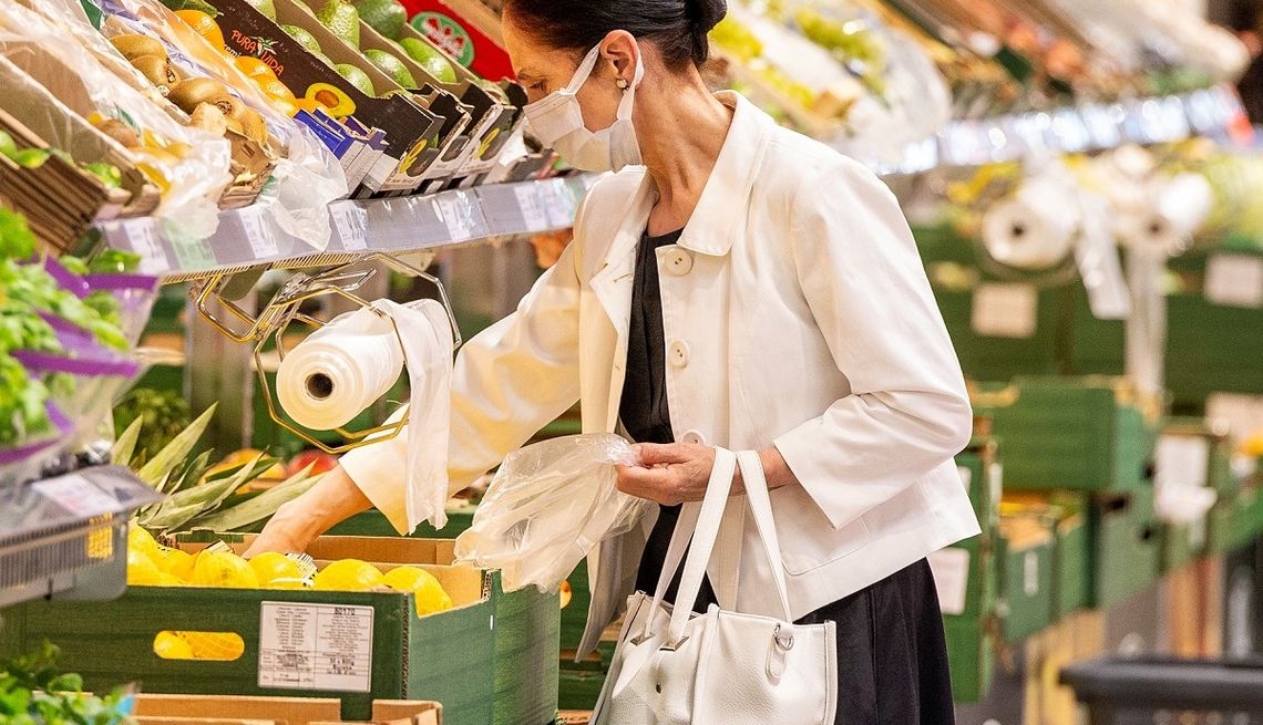 Niskie wpływy z opłaty recyklingowej. Resort poślizgnął się na plastikowych torbach