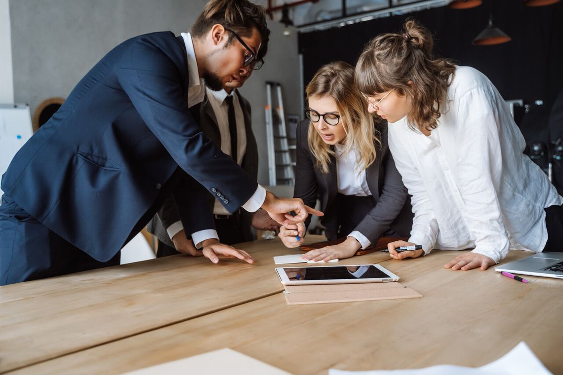 Nota na 40/70/100 euro a nota za koszty odzyskiwania należności – podobne cele, różne mechanizmy