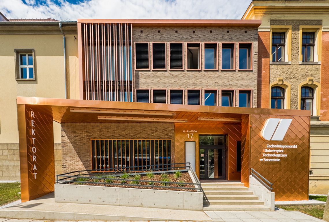 Nowa elewacja wejścia do Rektoratu ZUT już gotowa !